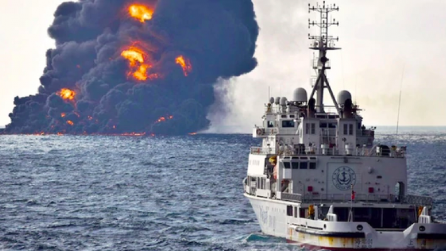 El naufragio del petrolero iraní dejó en el mar de China una marea negra tan grande como París