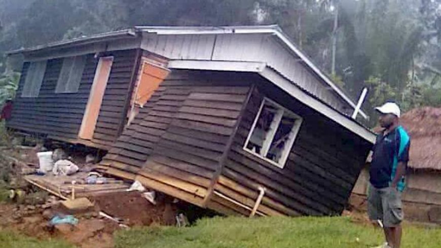 Funcionarios de Papúa Nueva Guinea dicen que pueblos enteros son aplastados por un terremoto