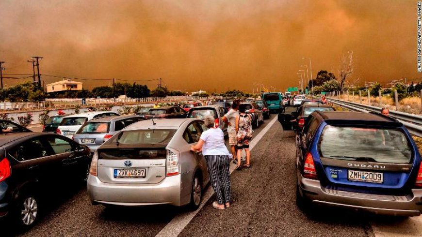 Los incendios en Grecia borran aldeas y convierten autos en metal fundido