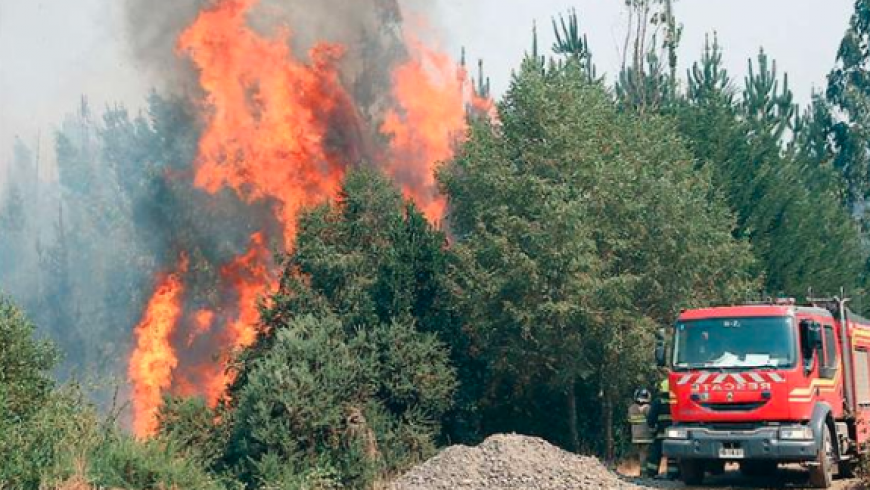Incendios forestales: dos fallecidos, un bombero grave y 22 casas quemadas